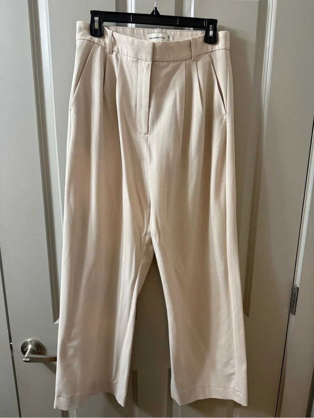Abercrombie & Fitch Wide-Leg Pleated Trousers in Light Beige - Picture 2 of 4